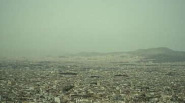 Καλοκαιρία με ισχυρούς νοτιάδες και σταδιακή επιδείνωση από την Τρίτη