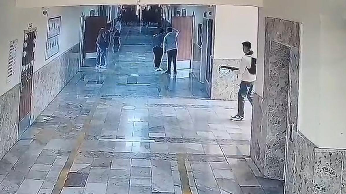 Βίντεο ντοκουμέντο: Ο 19χρονος οπλίζει και πυροβολεί αδιακρίτως μέσα στο Λύκειο