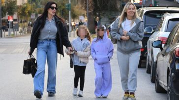 Ελεονώρα Μελέτη – Φλορίντα Πετρουτσέλι: Οικογενειακή βόλτα στη Γλυφάδα με τις κόρες τους