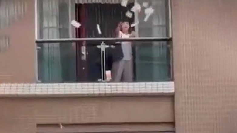 Τσακώθηκε με τον άνδρα της, βγήκε στο μπαλκόνι και σκόρπισε λεφτά Τσακώθηκε με τον άνδρα της, βγήκε στο μπαλκόνι και σκόρπισε λεφτά