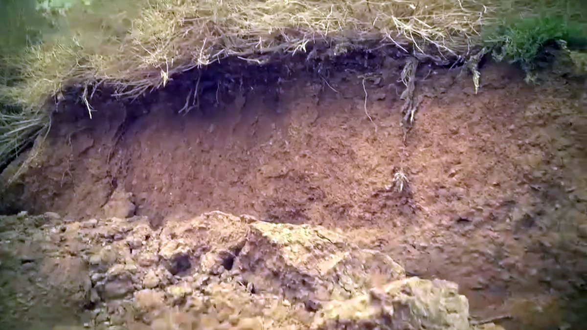 Πατέρας και γιος καταπλακώθηκαν από πέτρες και χώματα σε παραλία της Βάρκιζας