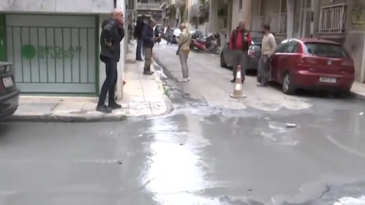 Κυψέλη: Μυστηριώδες υλικό, σαν τσιμέντο, στους δρόμους