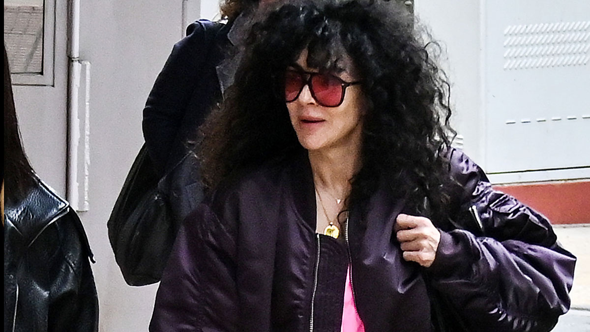 Μαρία Σολωμού: Xαλαρή εμφάνιση στο κέντρο της Αθήνας με φόρμες & χωρίς ίχνος μακιγιάζ