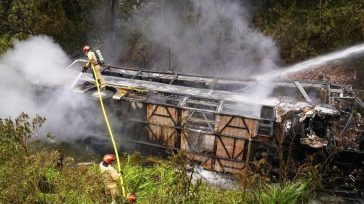 Ισημερινός: 11 νεκροί από πτώση λεωφορείου σε χαράδρα