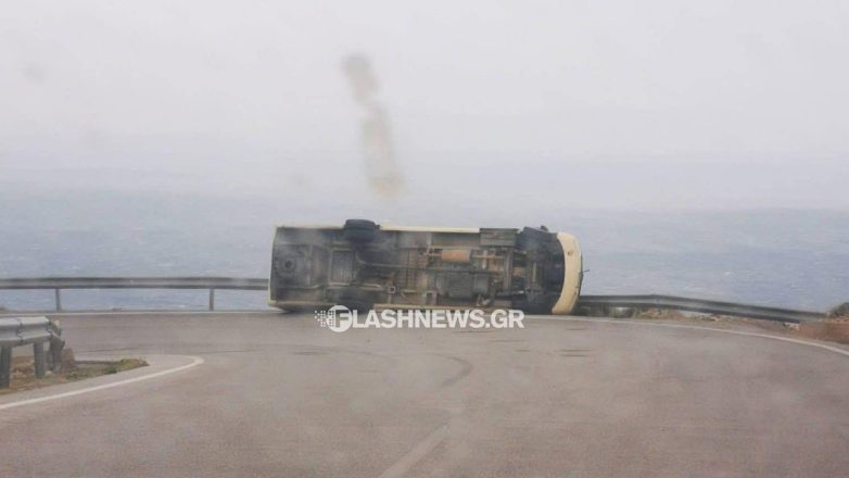 Χανιά: Ανετράπη λεωφορείο – Θυελλώδεις οι άνεμοι στην περιοχή