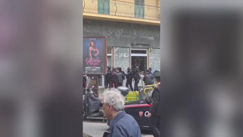 Ένοπλη ληστεία με ομήρους σε τράπεζα στη Νάπολη