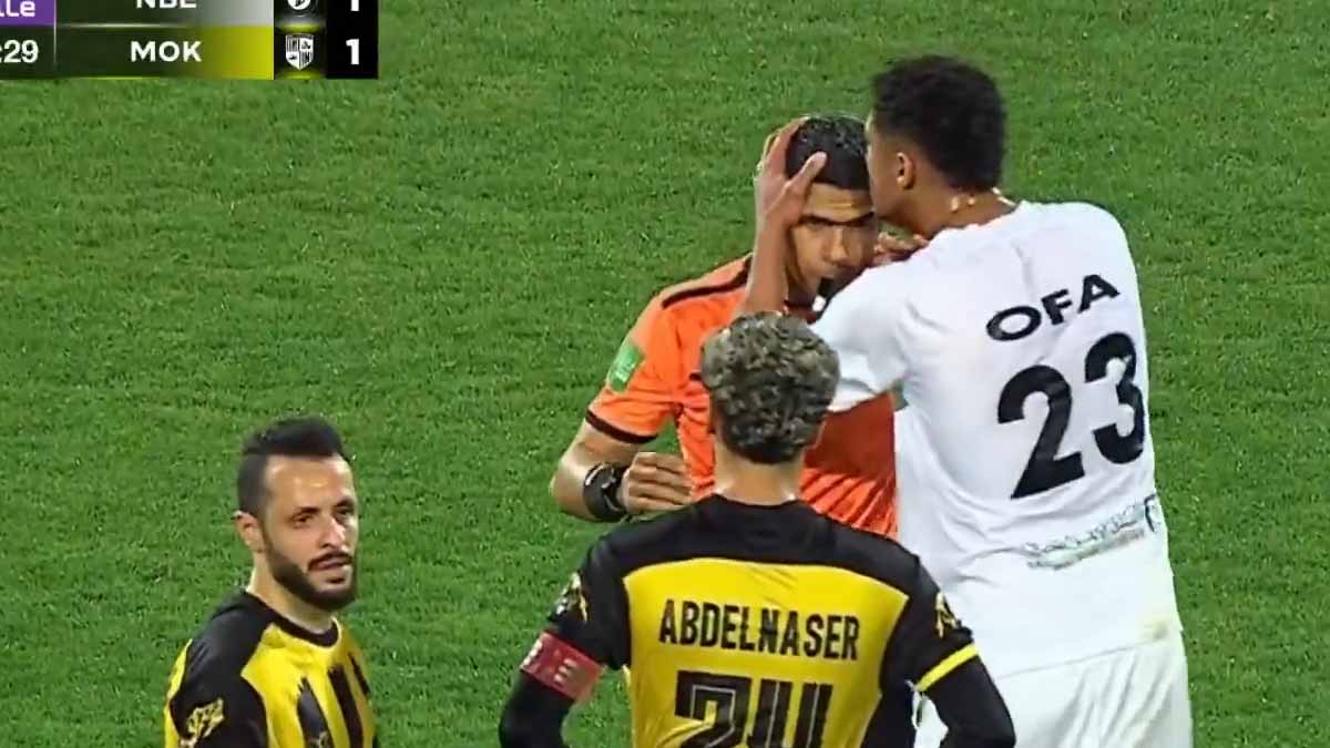 Ποδοσφαιριστής στην Αίγυπτο φίλησε διαιτητή στο κεφάλι