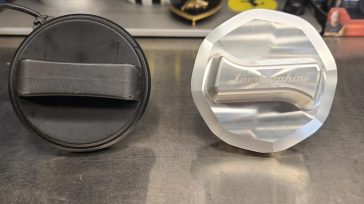 Η Lamborghini τού ζητούσε 1.300 δολάρια για μία τάπα. Βρήκε ολόιδια σε Ford Focus με 40 δολάρια