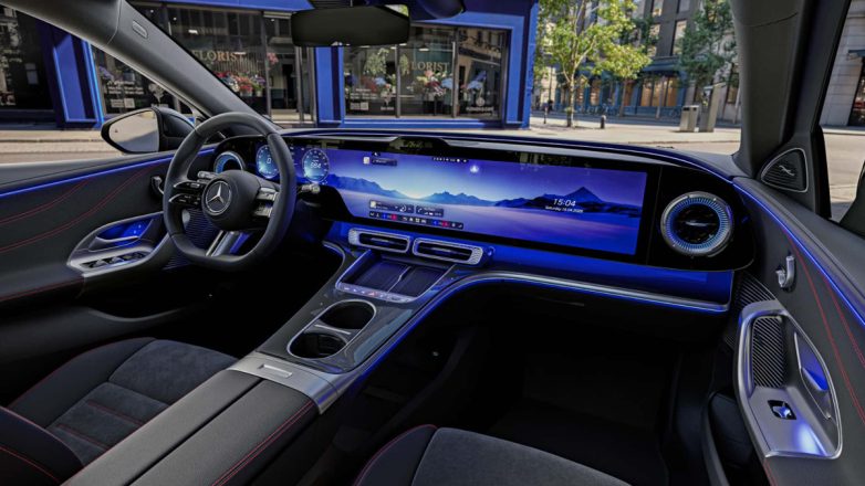 Έρχεται η νέα Mercedes C-Class με γιγαντιαία οθόνη 39.1 ιντσών και αστέρια στον “ουρανό”