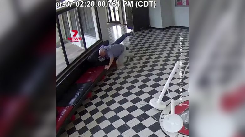 Η στιγμή που Λυκειάρχης εξουδετερώνει ένοπλο