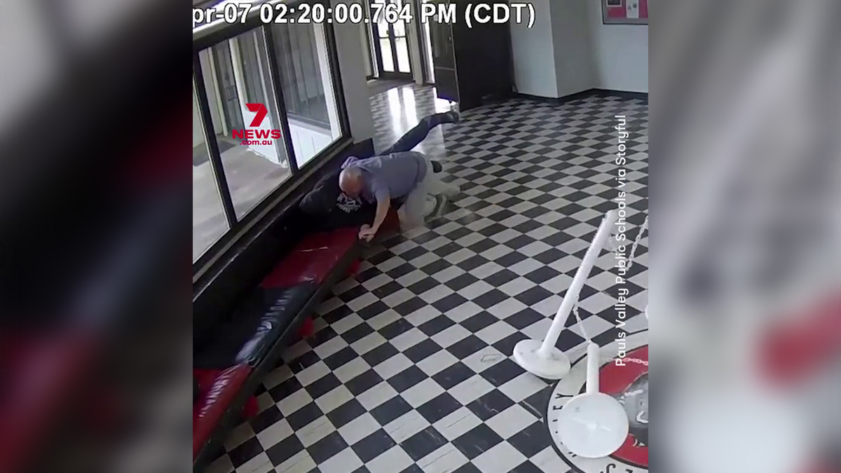 Η στιγμή που Λυκειάρχης εξουδετερώνει ένοπλο