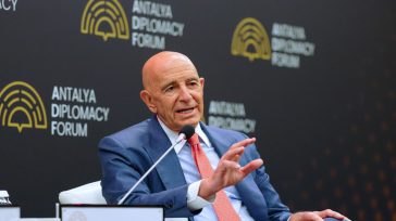 Τομ Μπάρακ: Δεν μιλώ για τα ελληνοτουρκικά γιατί θα μου απαγορεύσουν να πάω Μύκονο