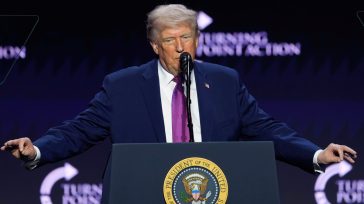 Τραμπ: Η έρευνα για τα UFO αποκάλυψε «ενδιαφέροντα» έγγραφα