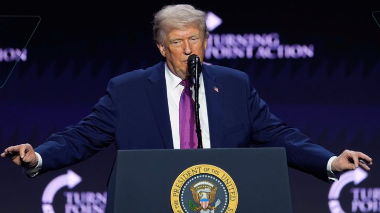 Τραμπ: Η έρευνα για τα UFO αποκάλυψε «ενδιαφέροντα» έγγραφα