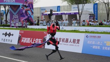 Εικόνες από το μέλλον με ανθρωποειδή να τρέχουν Μαραθώνιο