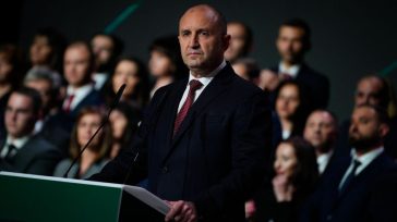 Ο ευρωσκεπτικιστής Ράντεφ προηγείται στις κρίσιμες βουλγαρικές εκλογές