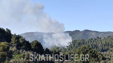 Σε εξέλιξη πυρκαγιά στη Σκιάθο