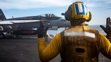 Αμερικανικό μαχητικό ετοιμάζεται για απογείωση από το αεροπλανοφόρο «Lincoln»