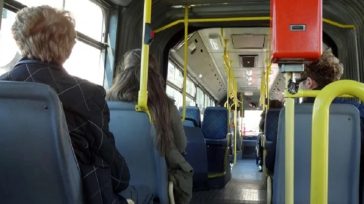 Ηλικιωμένη ξέχασε στο λεωφορείο τσάντα με 30.000 ευρώ και λίρες