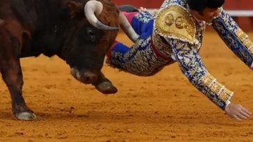Σεβίλλη: Γνωστός ταυρομάχος τραυματίστηκε σοβαρά από τα κέρατα του ταύρου