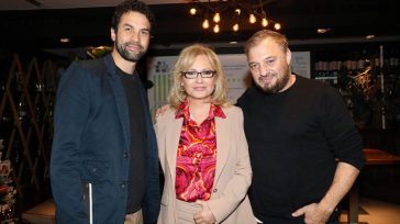 Αγγελική Νικολούλη: Υπερήφανη στο πλευρό του γιου της στην παρουσίαση βιβλίου – Φωτογραφίες