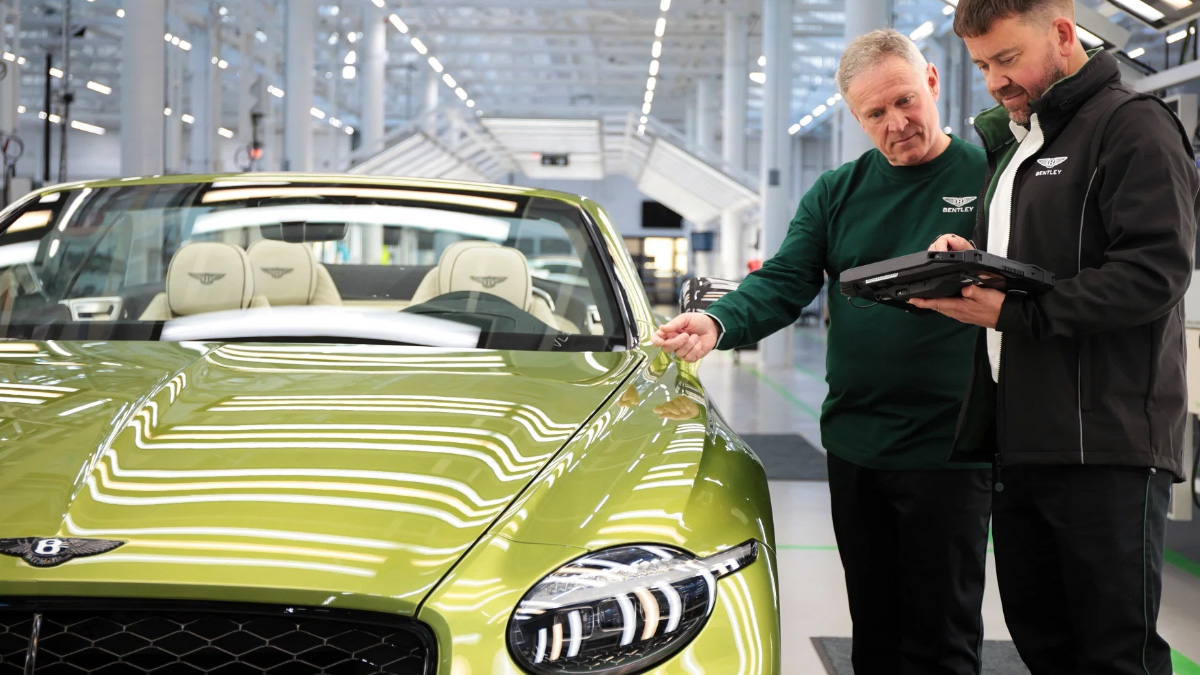 Οι ειδικές στολές των υπαλλήλων της Bentley, κατά την κατασκευή του πρώτου ηλεκτρικού μοντέλου