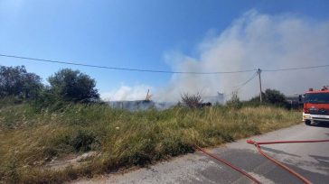 Καλαμάτα: Μεγάλη πυρκαγιά σε μάντρα οικοδομικών υλικών