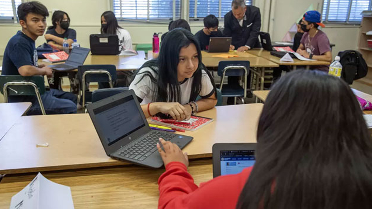 Λος Άντζελες: Σε ισχύ μέτρο για μείωση του χρόνου στις οθόνες για τους μαθητές