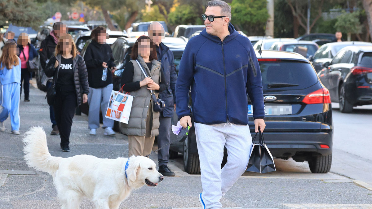 Αντώνης Ρέμος: Χαλαρή βόλτα στη Γλυφάδα με τον τετράποδο φίλο του