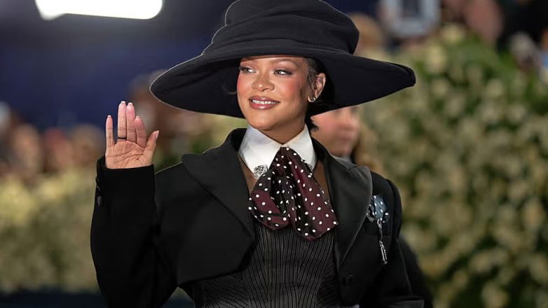 Rihanna: Ποζάρει με την 7 μηνών κόρη της – Το πρώτο της ντεμπούτο