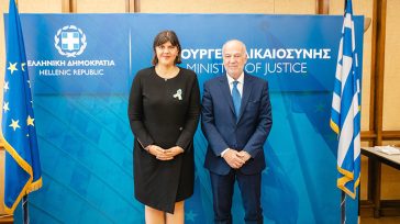 Η Κοβέσι «τα λέει» με τρεις υπουργούς