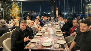 O Άλεκ Πίτερς σε ρόλο οικοδεσπότη