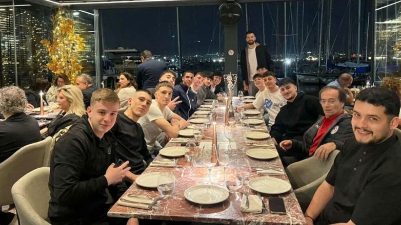 O Άλεκ Πίτερς σε ρόλο οικοδεσπότη