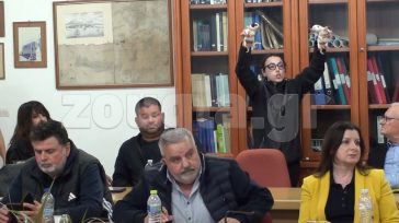 Με τα κουτάβια στο Δημοτικό Συμβούλιο!