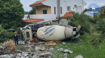 Μπετονιέρα γεμάτη τσιμέντο «εισέβαλε» σε αυλή σπιτιού