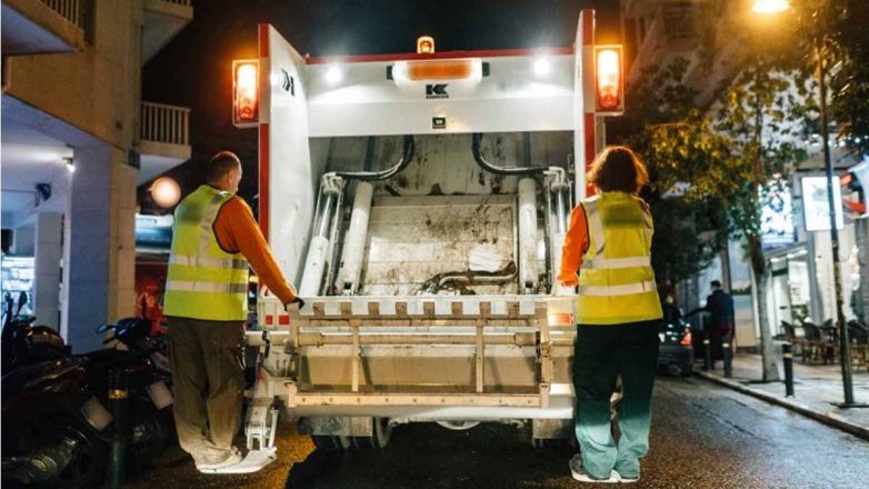 Φρίκη με άστεγο που κοιμόταν μέσα σε κάδο και τον μάζεψε απορριμματοφόρο