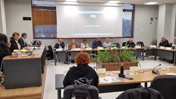 Θερμό επεισόδιο με «γαλλικά» στο Δημοτικό Συμβούλιο του Δήμου Ραφήνας-Πικερμίου