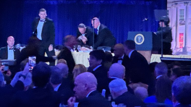 Απομακρύνθηκε ο Τραμπ από το δείπνο ανταποκριτών του Λευκού Οίκου μετά από πυροβολισμούς