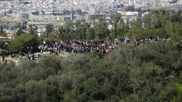 Λόφος Φιλοπάππου: Άγνωστος επιτέθηκε σε δύο άνδρες με μεταλλική βέργα