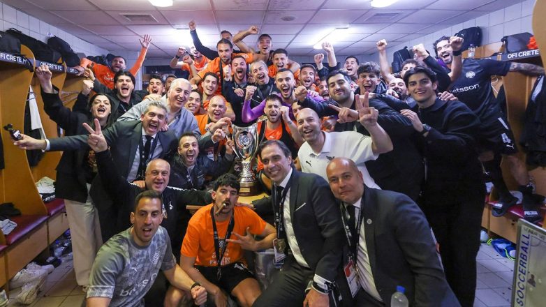 Η υποδοχή και το ζεϊμπέκικο του Μπούση στο αεροδρόμιο