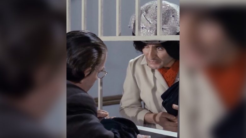 Σωτήρης Μουστάκας: Μια περούκα, μια ταυτότητα… και μια ανάληψη που έγραψε ιστορία – Δείτε το βίντεο