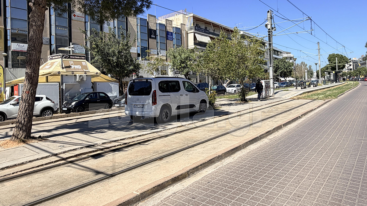 Γλυφάδα: Πάρκαρε επάνω στη στάση του τραμ