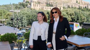 Μιμή Ντενίση: Σπάνια εμφάνιση με την κόρη της, Μαριτίνα Ντενίση στο Dionysos Zonars στην Ακρόπολη