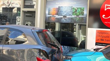 Χανιά: Σφοδρή σύγκρουση οχήματος σε σταθμευμένα ΙΧ