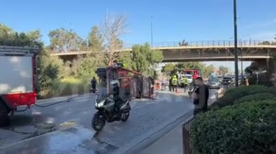 Φορτηγό αναποδογύρισε στη Λ. Βουλιαγμένης – Εγκλωβισμένος ο οδηγός