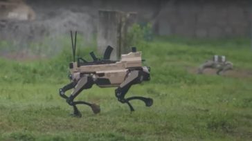 Ο στρατός της Κίνας εκπαιδεύεται με ρομποτικά σκυλιά και drone επίθεσης