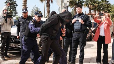 Δολοφονία Θεόφιλου: Με αλεξίσφαιρο ο 20χρονος στο Ναυτοδικείο