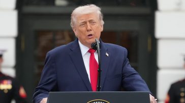 Σε ιστορικό χαμηλό η δημοτικότητα του Τραμπ