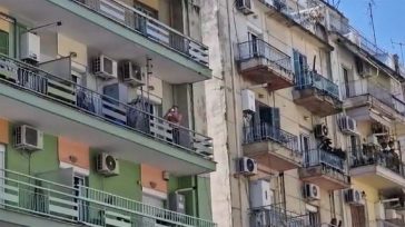 Φοιτητής απειλεί να πέσει στο κενό από τον 3ο όροφο