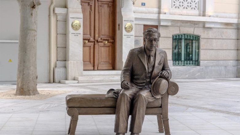 Το Ίδρυμα Ωνάση παρέδωσε στον Δήμο Αθηναίων γλυπτό με τον Κ.Π. Καβάφη